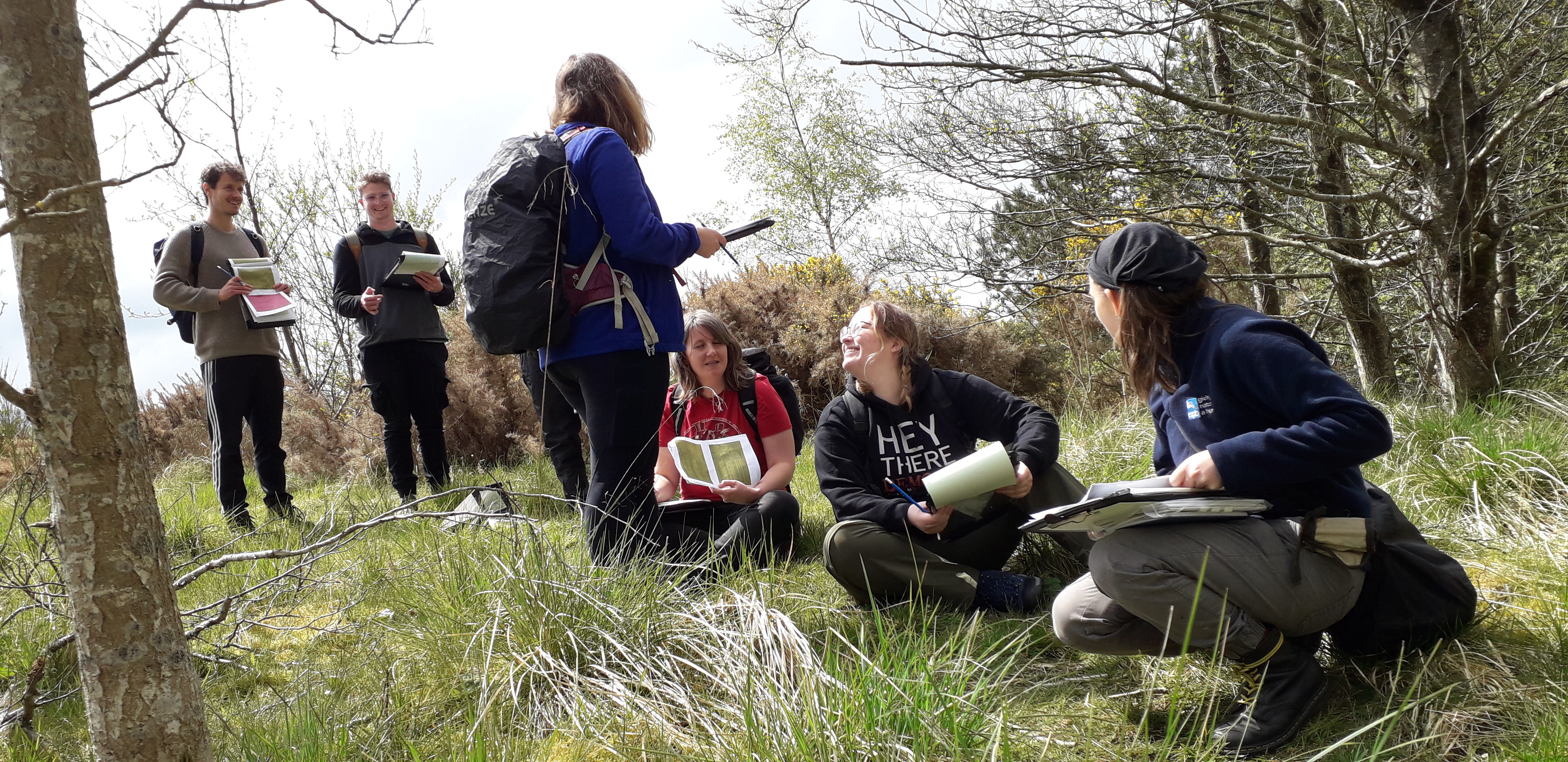 Students on a fieldtrip under a tree